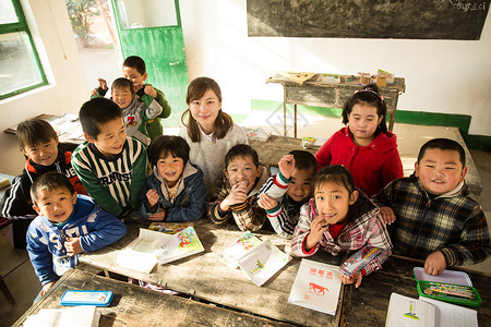 课桌小学男生摄影乡村女教师和小学生在教室里图片