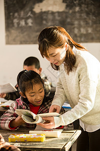 三个小孩信心在校生三个人乡村女教师和小学生在教室里背景