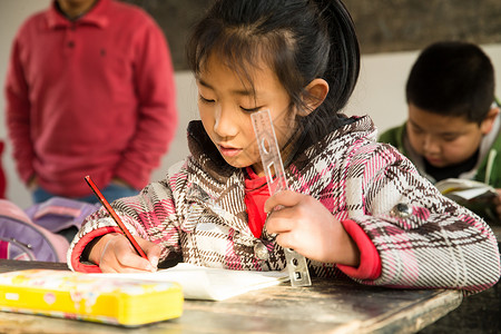 儿童知识仅儿童乡村小学里的小学女生图片