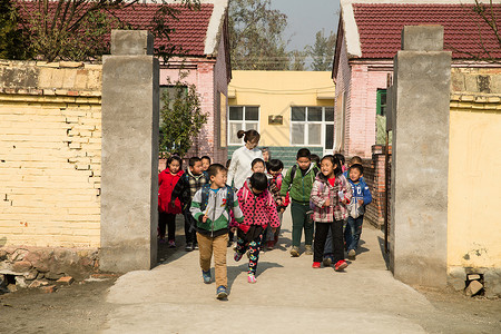 教育建筑微笑的人乡村女教师和学生在户外图片