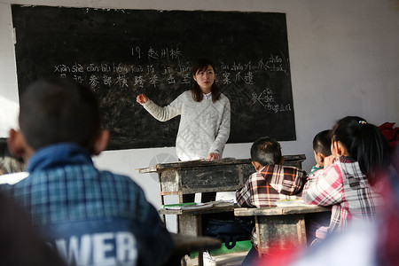东方人上课女孩乡村女教师和小学生在教室里天真高清图片素材