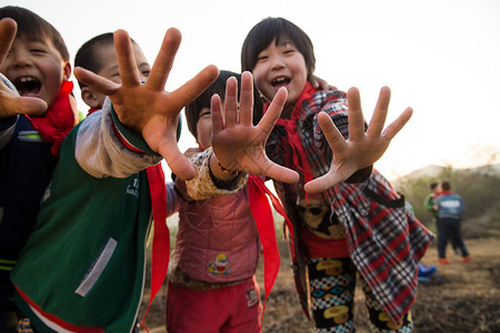 小孩渴望女孩渴望亚洲欢乐的乡村小学生背景