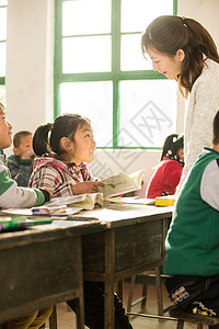 梦想亚洲人8岁到9岁乡村女教师和小学生在教室里教育高清图片素材