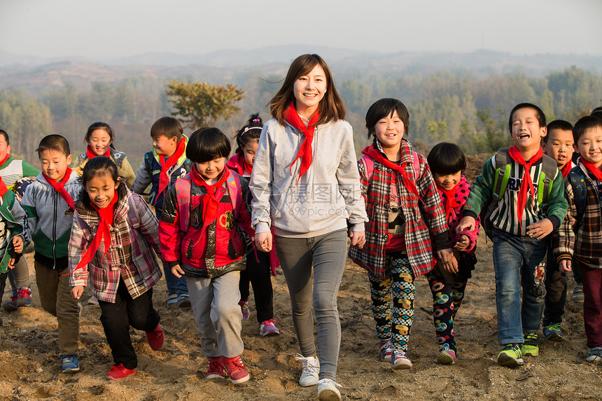 愉悦成年人小学男生乡村女教师和学生在玩耍图片