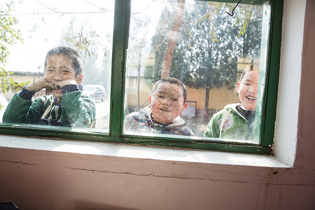 教育建筑艰苦农村乡村小学里的小学生背景图片