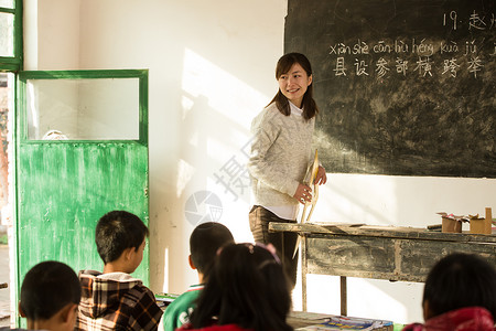 希望小学学习待遇乡村女教师和小学生在教室里东方人高清图片素材