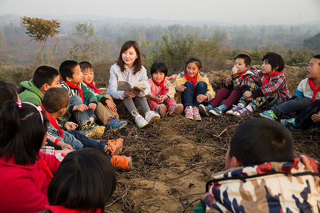 亚洲男生梦想乡村教师和小学生在户外学习图片