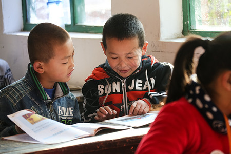 上课四个人摄影乡村小学里的小学生高清图片