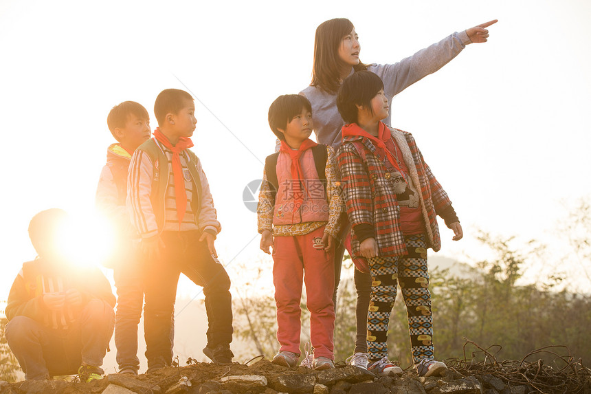 青年人人亚洲人乡村女教师和学生在户外图片