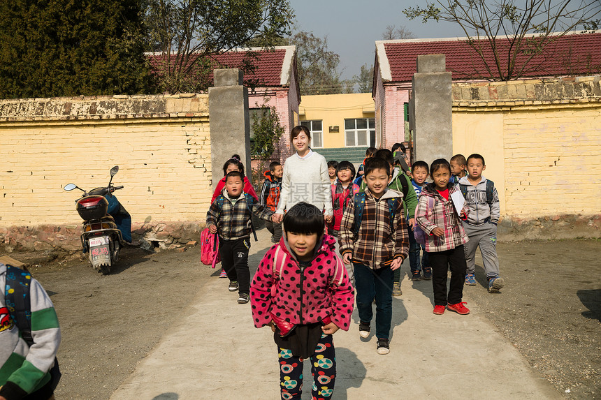 环境亚洲人天真乡村女教师和学生在户外图片