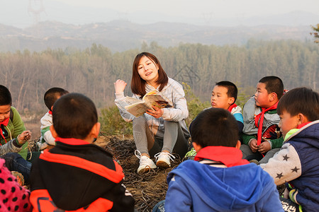 东亚读书知识乡村教师和小学生在户外学习图片