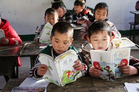 关爱亚洲人坐着乡村小学里的小学生图片