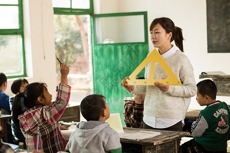 彩色图片表现积极亚洲人乡村女教师和小学生在教室里活力高清图片素材