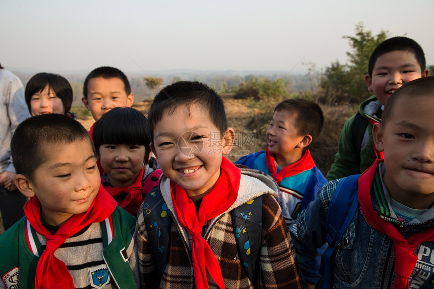 快乐团结可爱的欢乐的乡村小学生图片
