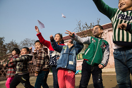 渴望校园乐观乡村小学生在学校放纸飞机图片