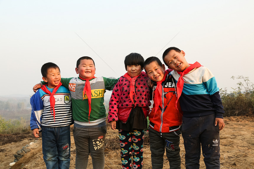 女孩活力努力欢乐的乡村小学生图片