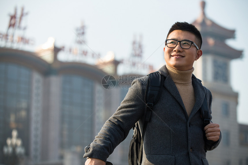 人旅行者幸福青年男人在火车站图片