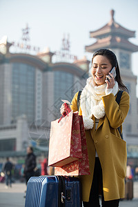 通讯等待青年人青年女人在站前广场运送高清图片素材