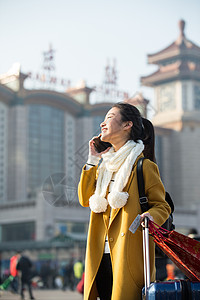 仅一个青年女人彩色图片附带的人物青年女人在站前广场日光高清图片素材