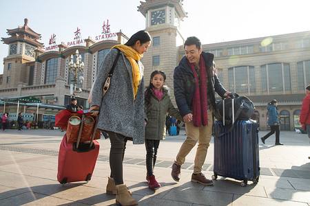 快乐出发青年人幸福家庭在火车站图片
