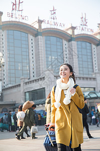 幸福仅女人青年女人在站前广场乘客高清图片素材