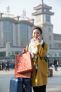 东方人度假休闲装青年女人在站前广场高雅高清图片素材