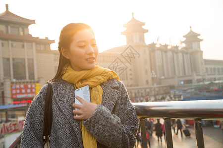 交通回家仅成年人青年女人在站前广场图片