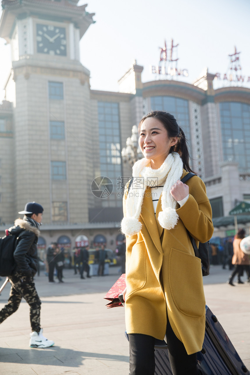北京表现积极旅行者青年女人在站前广场图片