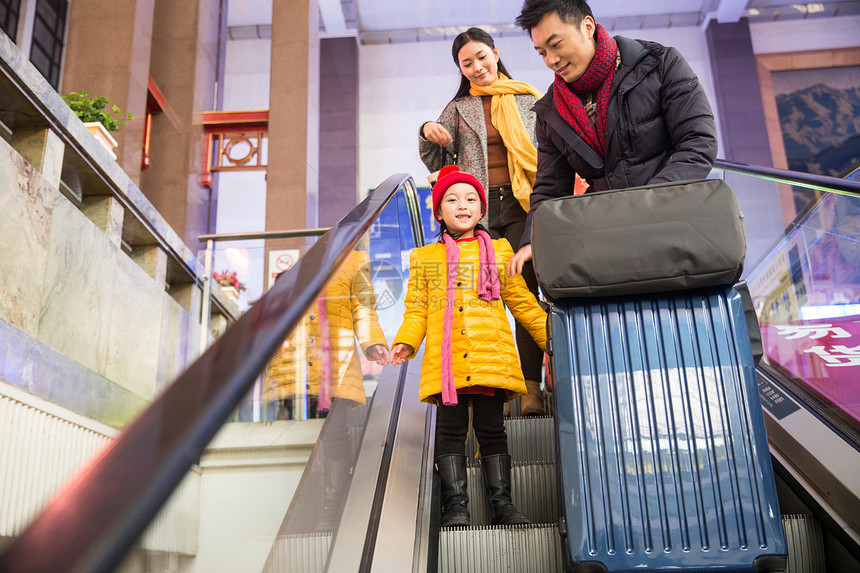 中年男人青年人行李幸福家庭在车站月台图片