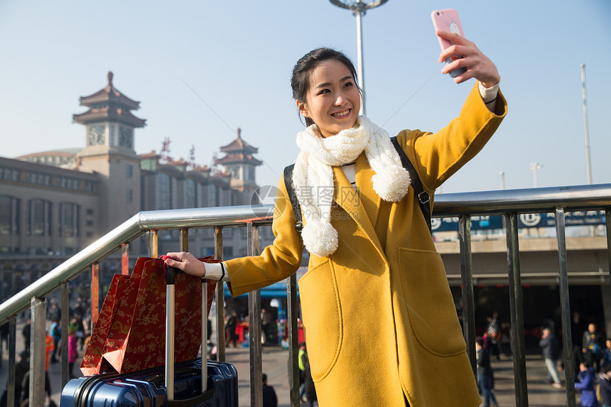 旅行者户外建筑青年女人在站前广场图片