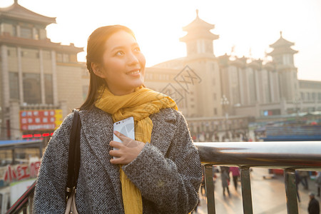 前景聚焦仅成年人车站青年女人在站前广场青年人高清图片素材