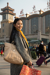 北京东方人城市风光青年女人在站前广场图片