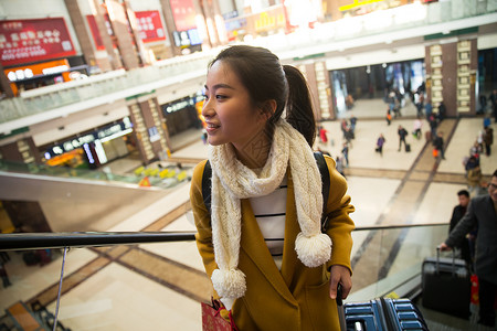 幸福旅行的人旅途青年女人在火车站图片