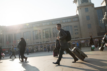 摄影旅行的人春运青年男人在火车站高清图片