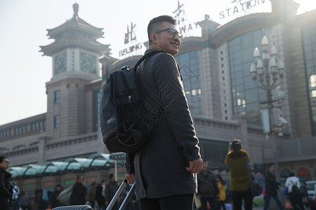 背包城市风光旅行者青年男人在火车站图片