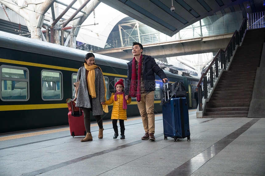 乘客30岁到34岁高雅幸福家庭在车站月台图片