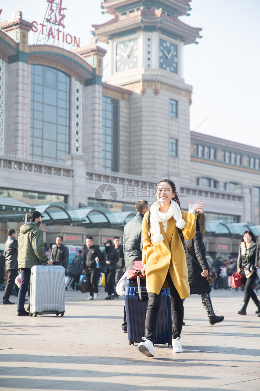 白昼火车漂亮的人青年女人在站前广场图片