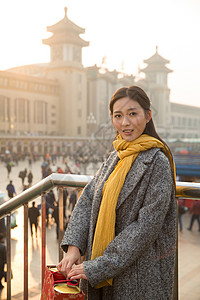 前景聚焦亚洲人青年女人在站前广场图片