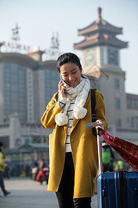 背包客白昼高雅青年女人在站前广场东方人高清图片素材