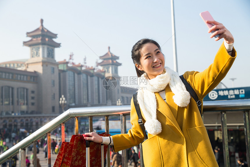 仅女人旅行的人车站青年女人在站前广场图片