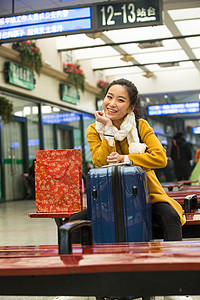 候车室人旅行青年女人在火车站图片