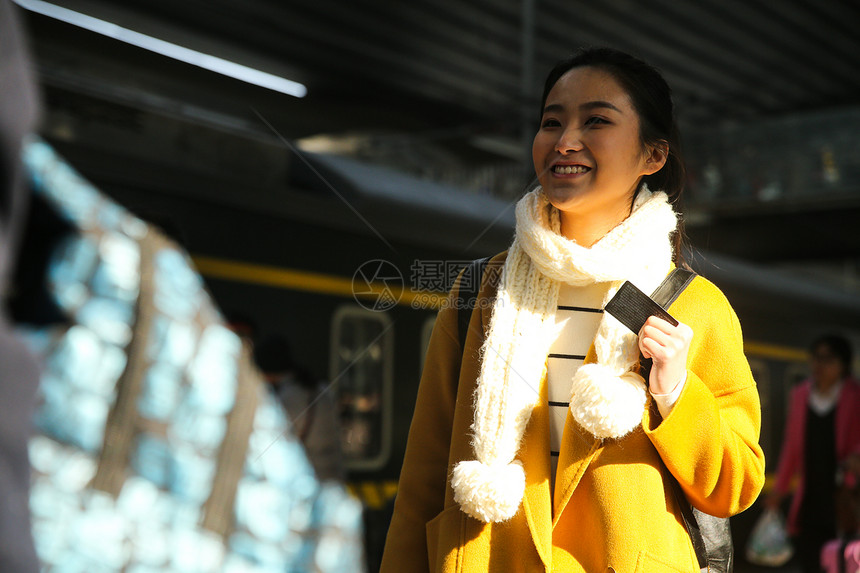 春节旅行箱交通青年女人在火车站图片