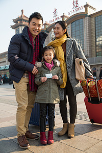 人度假垂直构图幸福家庭在火车站图片