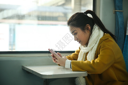 摄影旅行白昼青年女人在火车上高清图片