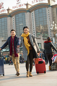 旅游摄影春节青年男女在站前广场图片