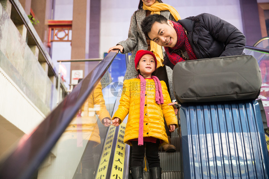 30岁到34岁旅行幸福家庭在车站月台图片