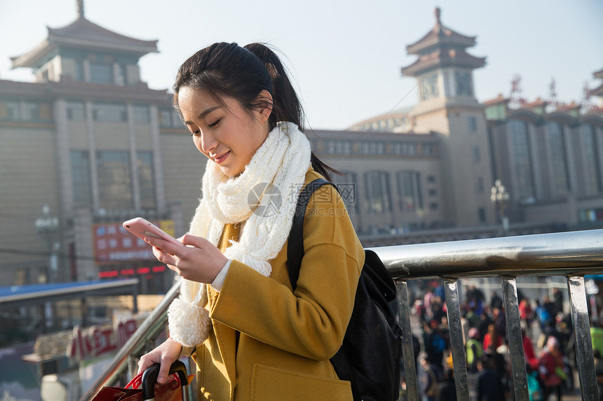 白昼火车站前景聚焦青年女人在站前广场图片