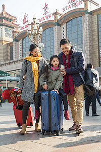春运展板图片20到24岁快乐彩色图片幸福家庭在火车站背景
