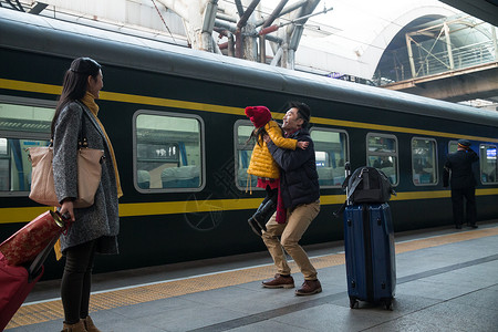 东方人无忧无虑行李幸福家庭在车站月台图片