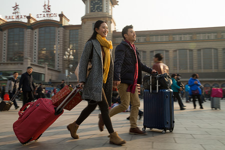 附带的人物旅行的人摄影青年男女在站前广场图片